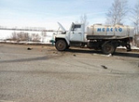 На московской трассе легковушка влетела в молоковоз. Смертельный исход.