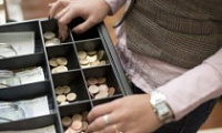 В Ярославле работница магазина украла из кассы более 60 тысяч рублей