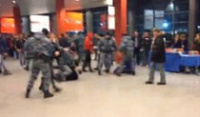 Драку болельщиков "Локомотива" и "Торпедо" разнимал ОМОН (ВИДЕО)