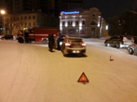 На Октябрьской площади столкнулись две иномарки На Октябрьской площади столкнулись две иномарки