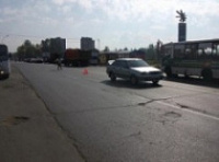 Перебегая через дорогу, ребенок попал под машину