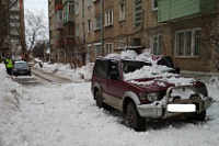 В Ярославле иномарку завалило снегом с крыши