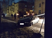 На улице Свердлова легковушка снесла столб [ФОТО]