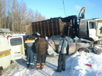 Под Ярославлем иномарка врезалась в «КамАЗ» Под Ярославлем иномарка врезалась в «КамАЗ»