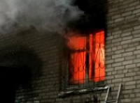 Спасаясь от пожара, женщина выпрыгнула из окна