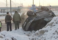 "УАЗ Патриот" влетел в снег в нескольких метрах от остановки с людьми
