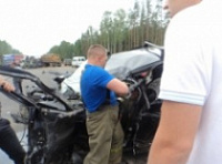 В Некрасовском районе два легковых автомобиля столкнулись с лесовозом