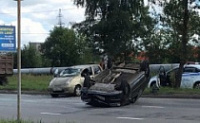 На Промышленном шоссе перевернулась машина