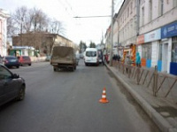 Пассажирку зажало в дверях автобуса и протащило по дороге
