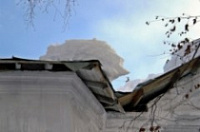 В Ярославле на ребенка упала снежная глыба