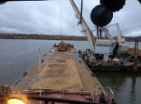 Под Угличем баржа села на мель Под Угличем баржа села на мель