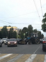 В центре Ярославля трактор протаранил автомобиль [ВИДЕО]