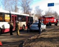 Иномарка столкнулась с пассажирским автобусом