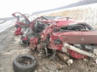 Автобус с пассажирами вдребезги разбил иномарку, стоящую на обочине