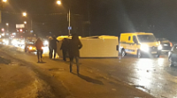 У Октябрьского моста перевернулся фургон