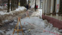 Упавшая с крыши сосулька травмировала женщину
