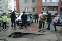 В Заволжском районе появилась крупная дыра в асфальте