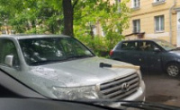 В центре Ярославля в иномарку вонзили топор