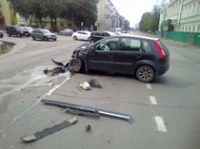 В центре Ярославля на скорости столкнулись две иномарки