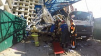 Спасатели оказывают помощь пострадавшему машинисту автокрана