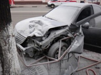 В центре Ярославля иномарка врезалась в дорожное ограждение