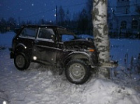 Под Рыбинском внедорожник врезался в дерево