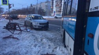 Маршрутка столкнулась с иномаркой и снесла забор
