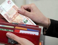 Мужчина помог упавшей женщине, чтобы обокрасть ее