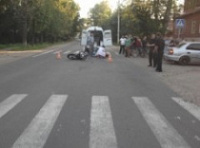 В Ростове Великом автомобилист сбил двух юношей на мотоцикле