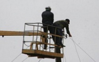 В Ярославле водитель грейдера снес опору электропередач