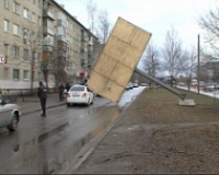 Рекламный щит упал на машину, в которой находилась женщина