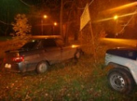 «Десятка» врезалась в столбы с вывеской