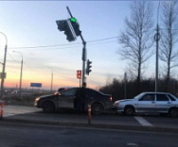 На Окружной дороге внедорожник снес светофор и повредил две машины