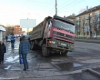 Самосвал угодил под землю