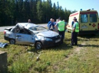 На трассе М8 «Лада» налетела на бетонную плиту рекламного щита