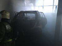 Пожар в автосалоне уничтожил автомобиль
