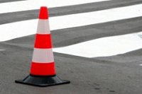 В Заволжском районе автомобиль неустановленного водителя задел упавшую на переходе женщину