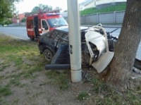 В Ярославле «Лада» не разминулась со столбом и деревом.