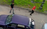 Вандалы, разнесшие припаркованный автомобиль, оказались в объективе камеры [ВИДЕО]