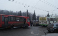 На площади Волкова столкнулись маршрутка и иномарка