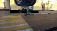 Пьяный водитель на скорости влетел в Волковский театр