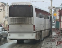 В Ярославле туристический автобус врезался в дорожное ограждение