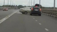 В сети появилось видео серьезного ДТП на октябрьском мосту