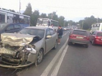 Одна из пассажирок такси, попавшего в аварию на Октябрьском мосту, скончалась