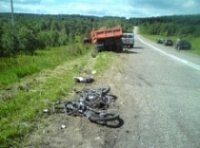 В Ростовском районе под колеса самосвала попал мопед