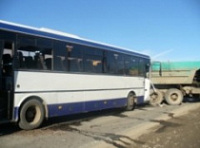 Рейсовый автобус столкнулся с грузовиком