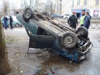 В Ярославле на перекрестке занесло и перевернуло «семерку»
