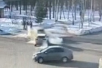 В Рыбинске автомобиль вылетел на тротуар, где шли люди