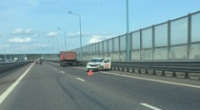 На Юбилейном мосту такси угодило в отбойник