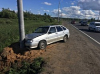 На Окружной дороге легковушка врезалась в столб